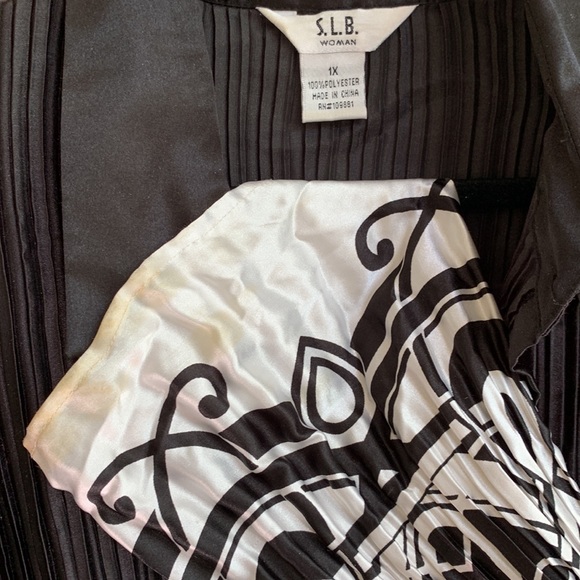 S. L. B. Woman’s Blouse Black / White Border design , pleated material Sz 1X - Picture 3 of 5